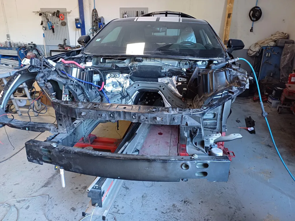 Véhicule fixé sur le banc de redressage pour un passage au marbre après un gros choc - Carrosserie CBC.