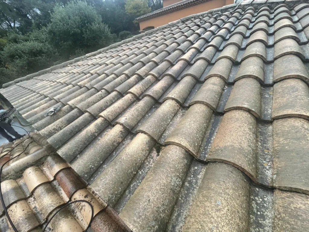 Nettoyage et traitement des tuiles mécaniques d’une Maison près de Martigues.