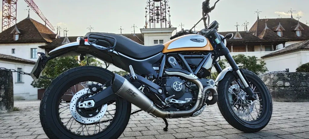 rénovation du revêtement d'une selle de moto à bordeaux