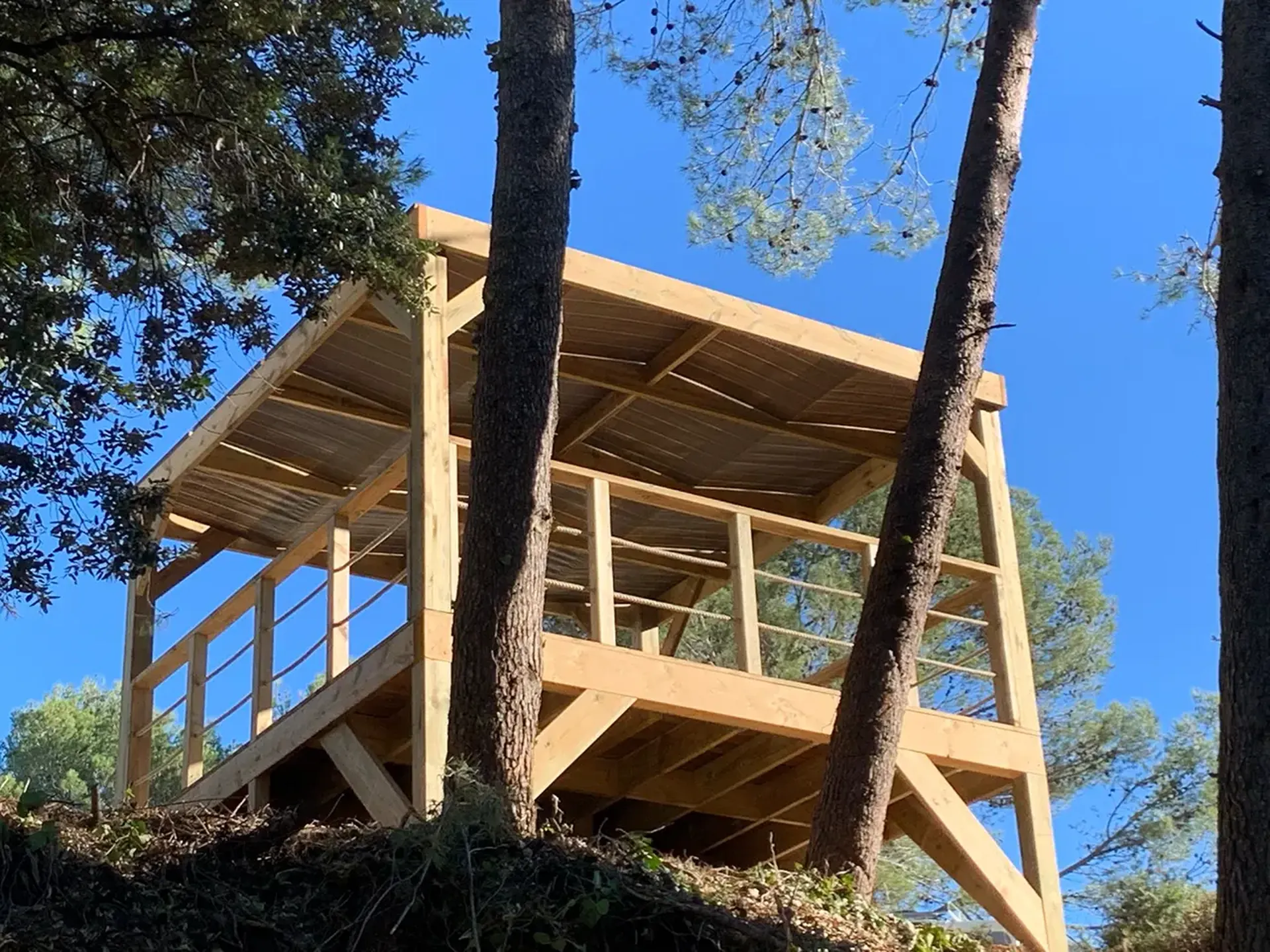Transformation d'un extérieur avec une terrasse en bois sur pilotis, pergola et vue panoramique à Béziers