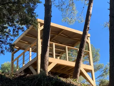 Transformation d'un extérieur avec une terrasse en bois sur pilotis, pergola et vue panoramique à Béziers