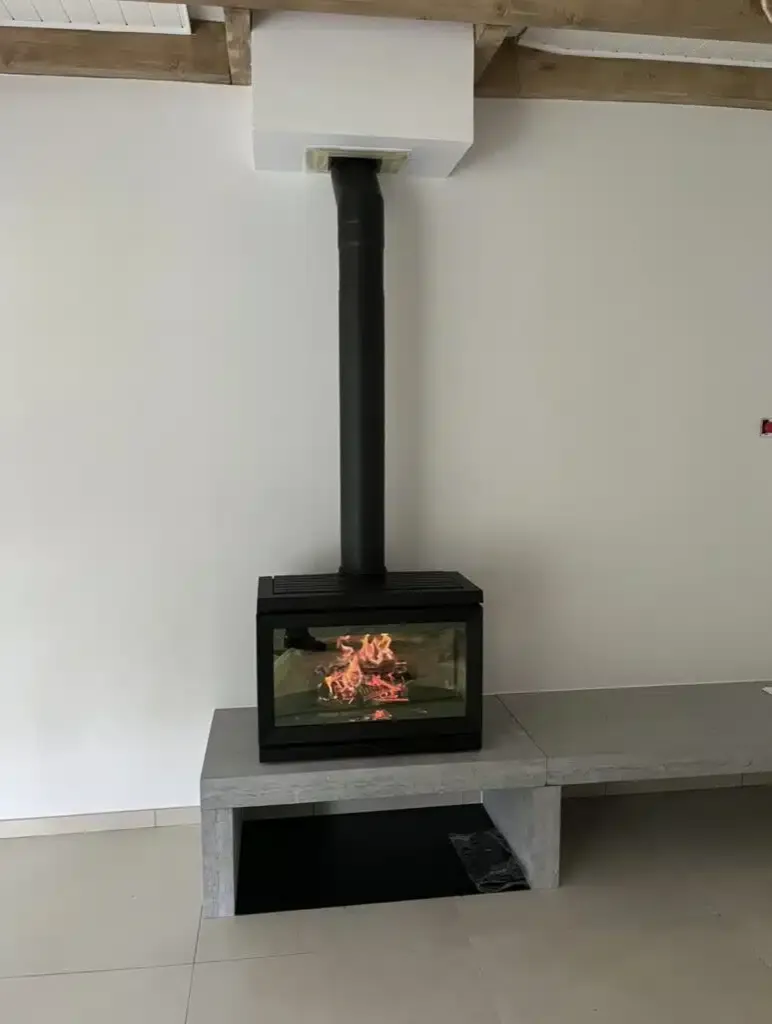 Installation d’un poêle à bois Jotul F 620 LB à la Roche-de-Glun (26)