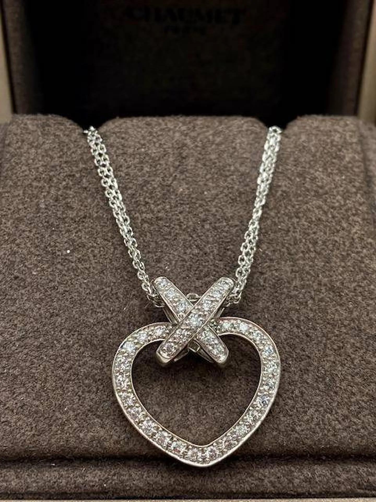 Collier cœur CHAUMET en or blanc 750/1000ème et diamants en seconde main avec son écrin d'origine chez Or Ligne à La Teste prsè de Biganos
