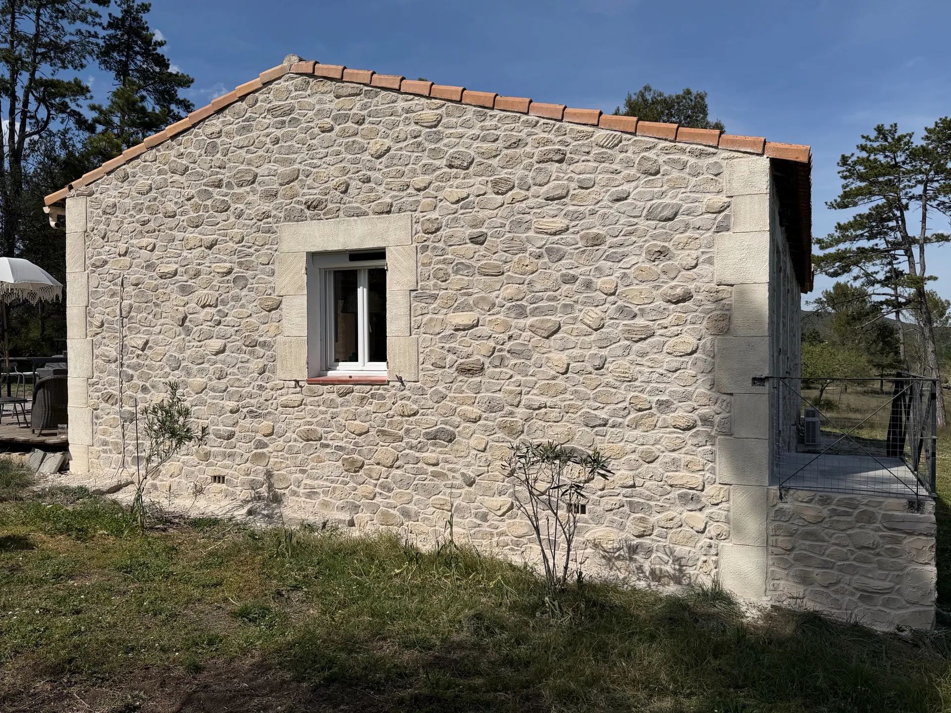 Rénovation des façades d’une maison traditionnelle dans le Domaine de Bonelli à Conqueyrac dans le Gard en finition « Pierre » avec des enduits à la chaux