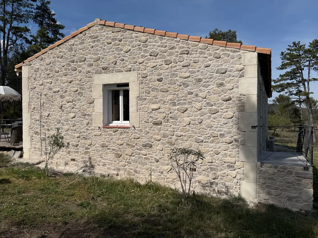 Rénovation des façades d’une maison traditionnelle dans le Domaine de Bonelli à Conqueyrac dans le Gard en finition « Pierre » avec des enduits à la chaux