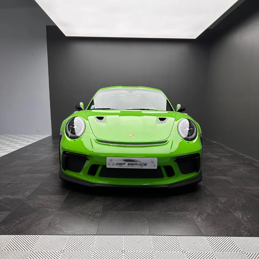 Entretien intérieur sur une Porsche 911 991 GT3 RS à Le Mans (72)