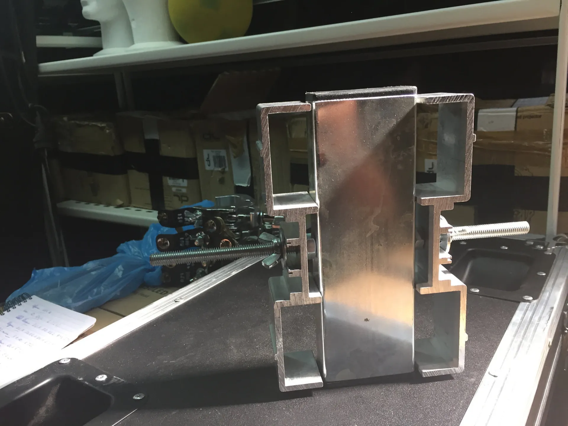 FIXATION / SECURITE POUR 4 PIEDS PODIUMS