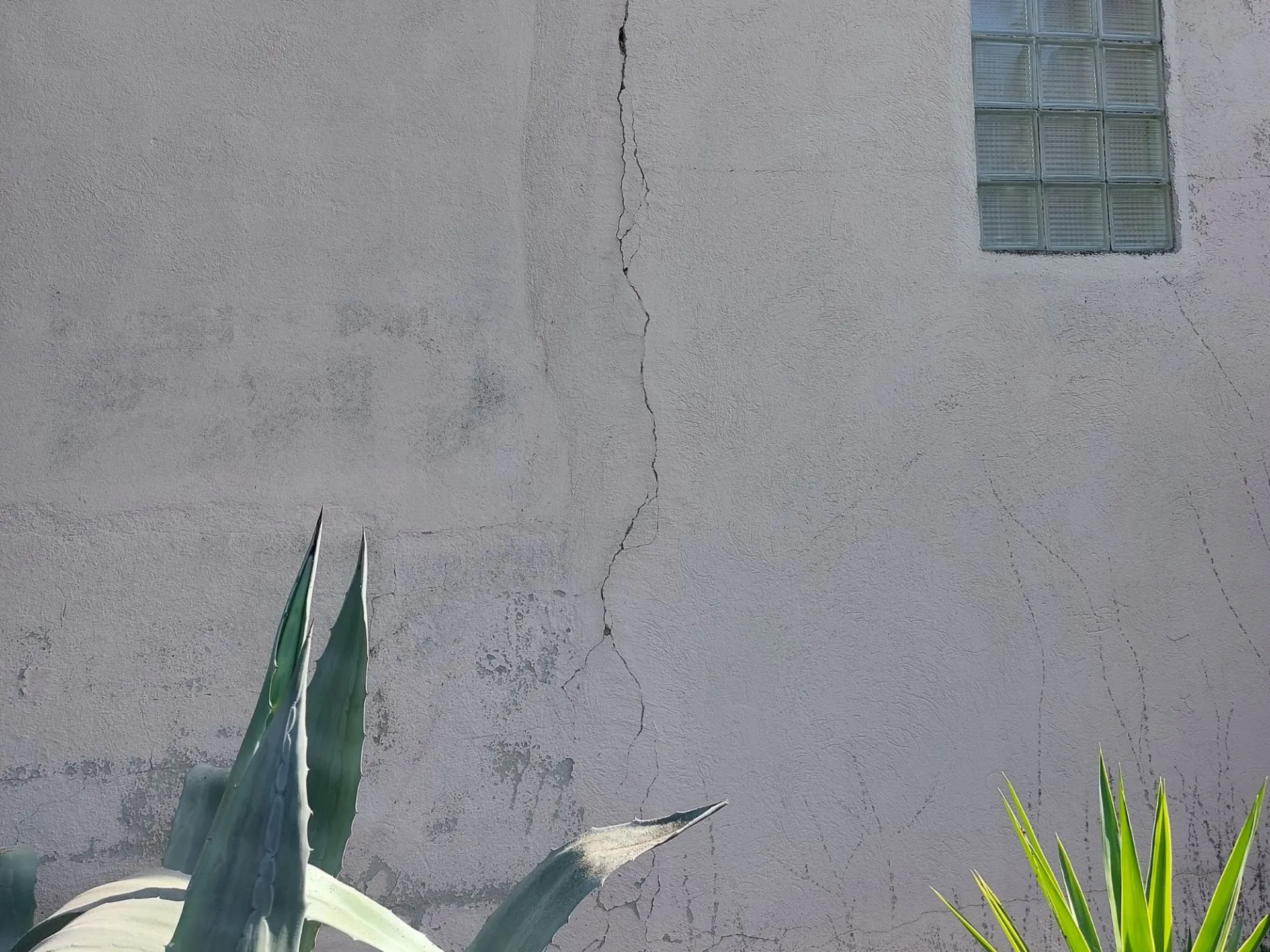 Fissure sur une façade de maison au Pradet dans le Var