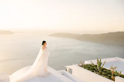Une terrasse avec vue imprenable sur la Caldera pour votre cérémonie et dîner de mariage avec notre wedding planner à Santorin