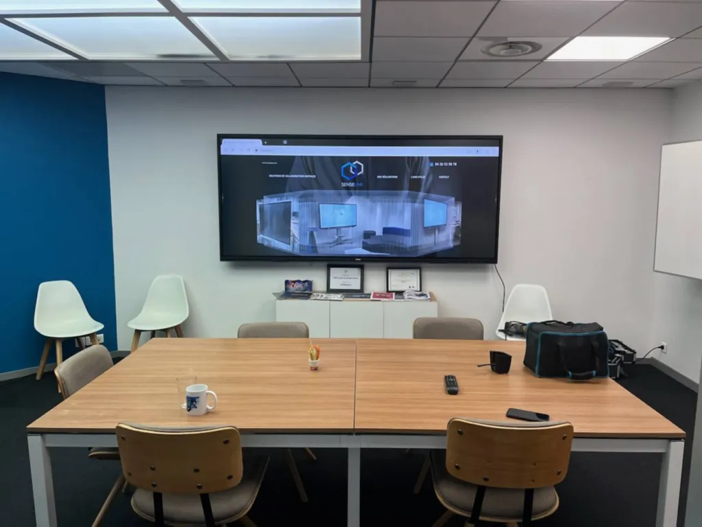 Installation d'un écran interactif 105 pouces IIYAMA dans une salle de réunion à Lyon en Rhône Alpes