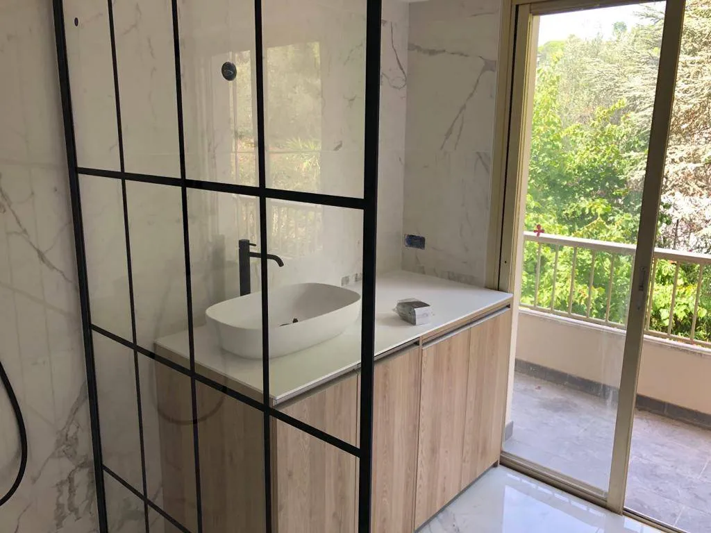 Exemple de salle de bain vintage style industriel haut de gamme installée à Bandol dans le 83