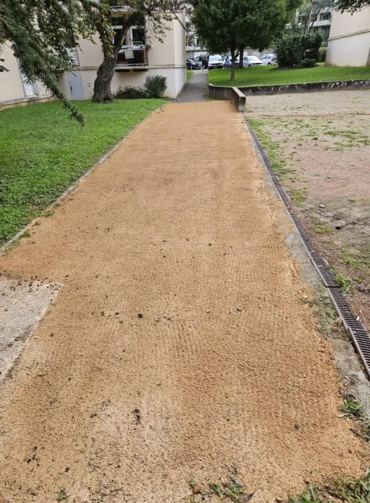 Entreprise de terrassement près de Lyon : Reprise d'une aire de jeux en sable à Saint-Didier-au-Mont-d'Or