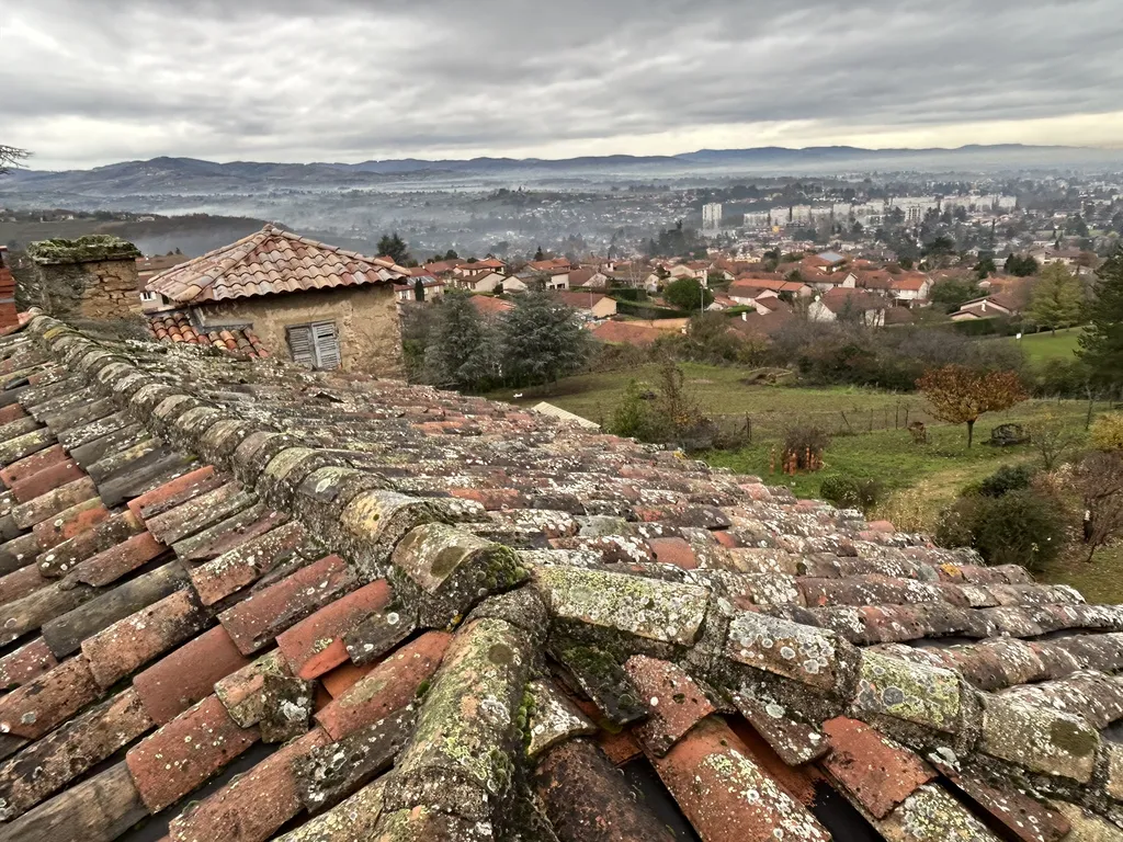 Ancienne toiture avant rénovation à Villefranche-sur-Saône avec fortes déperditions thermiques