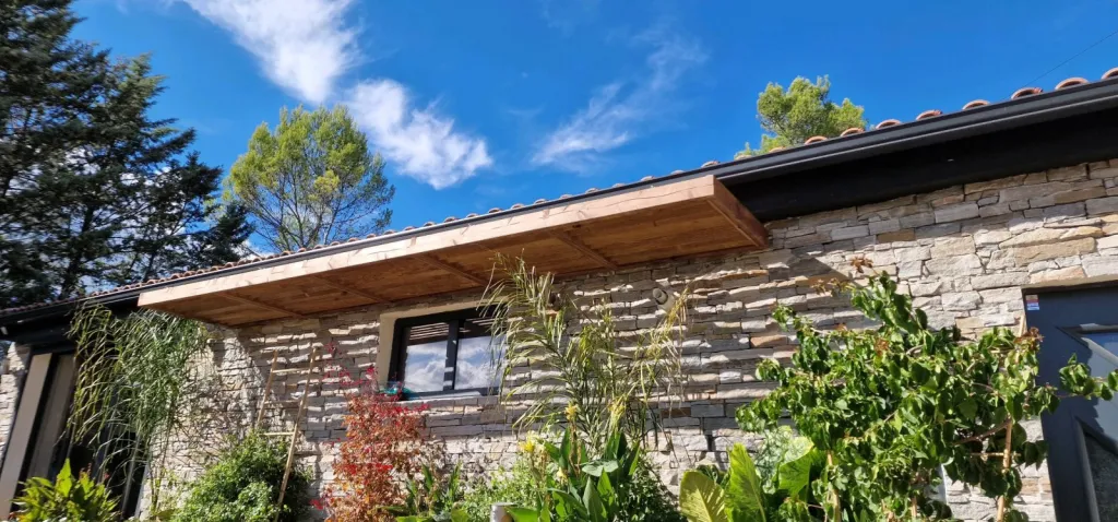 Fabrication et pose d'une ombrière bois sur mesure à Tourves Var 83