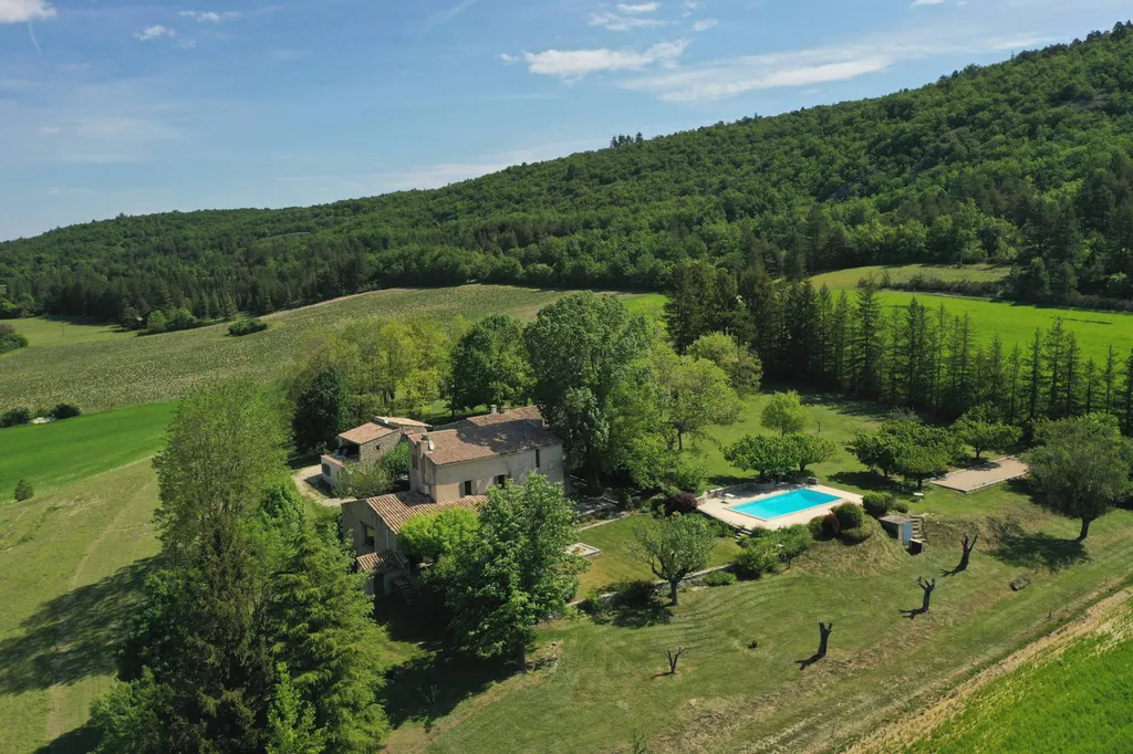Sault, propriété composée de 3 maisons entièrement rénovées avec piscine, vues panoramiques sur le Mont Ventoux et la vallée.    