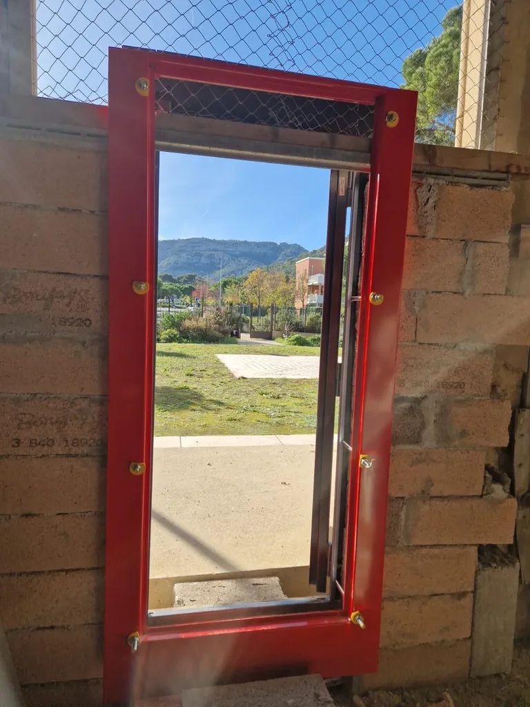 Protection à Marseille 9e du site de la Serre de la Jarre avec vidéosurveillance et porte anti-squat
