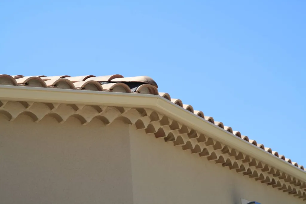 Installation de gouttières aluminium ivoire