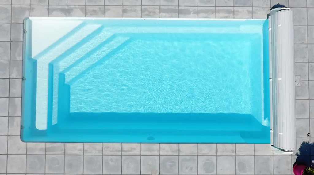piscine rectangulaire avec volets déroulants