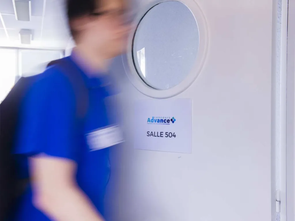 photographe pour école d'ingénieurs EPITA Lyon élève qui sort de la salle de classe