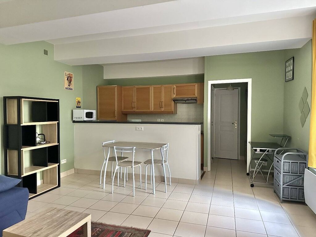 Immeuble en brique - Studio de 36m² au rez-de-chaussée sur cours – Vendu meublé.