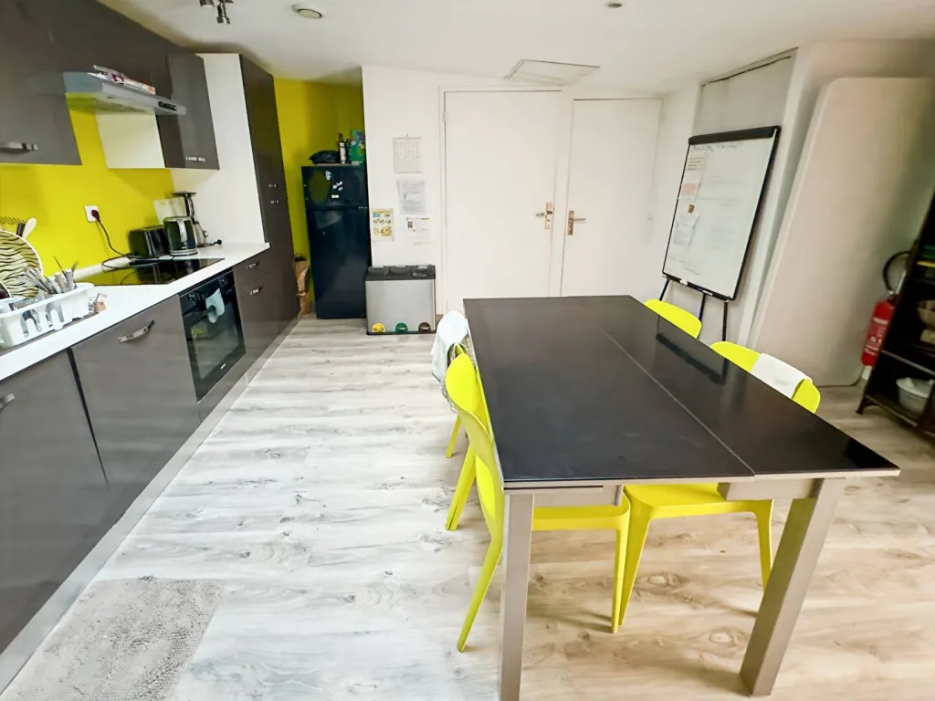 A saisir magnifique appartement de 150 m2 habitables avec cour terrasse de 146 m² sur lima commune de ELBEUF 76500