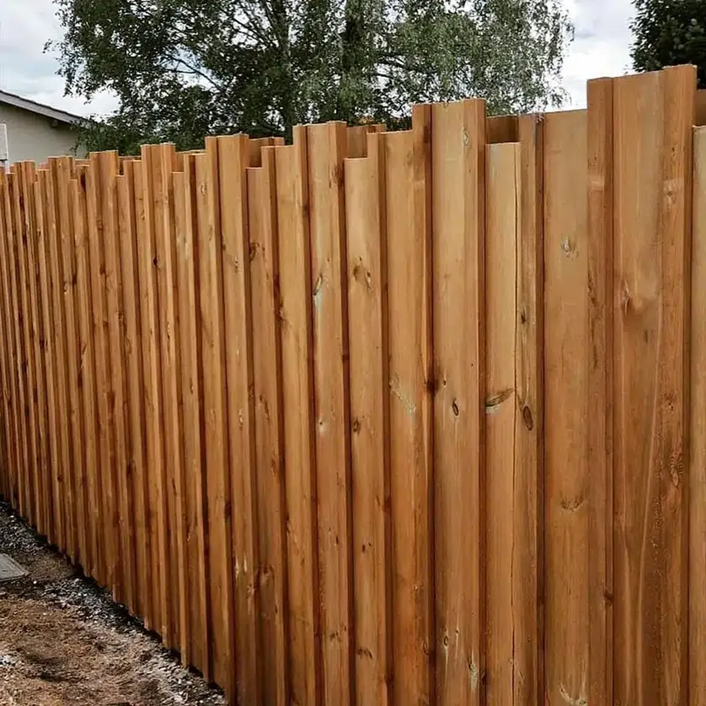 Installation de clôture en bois sur mesure : occultation, robustesse et finition haut de gamme à Gujan Mestras 33