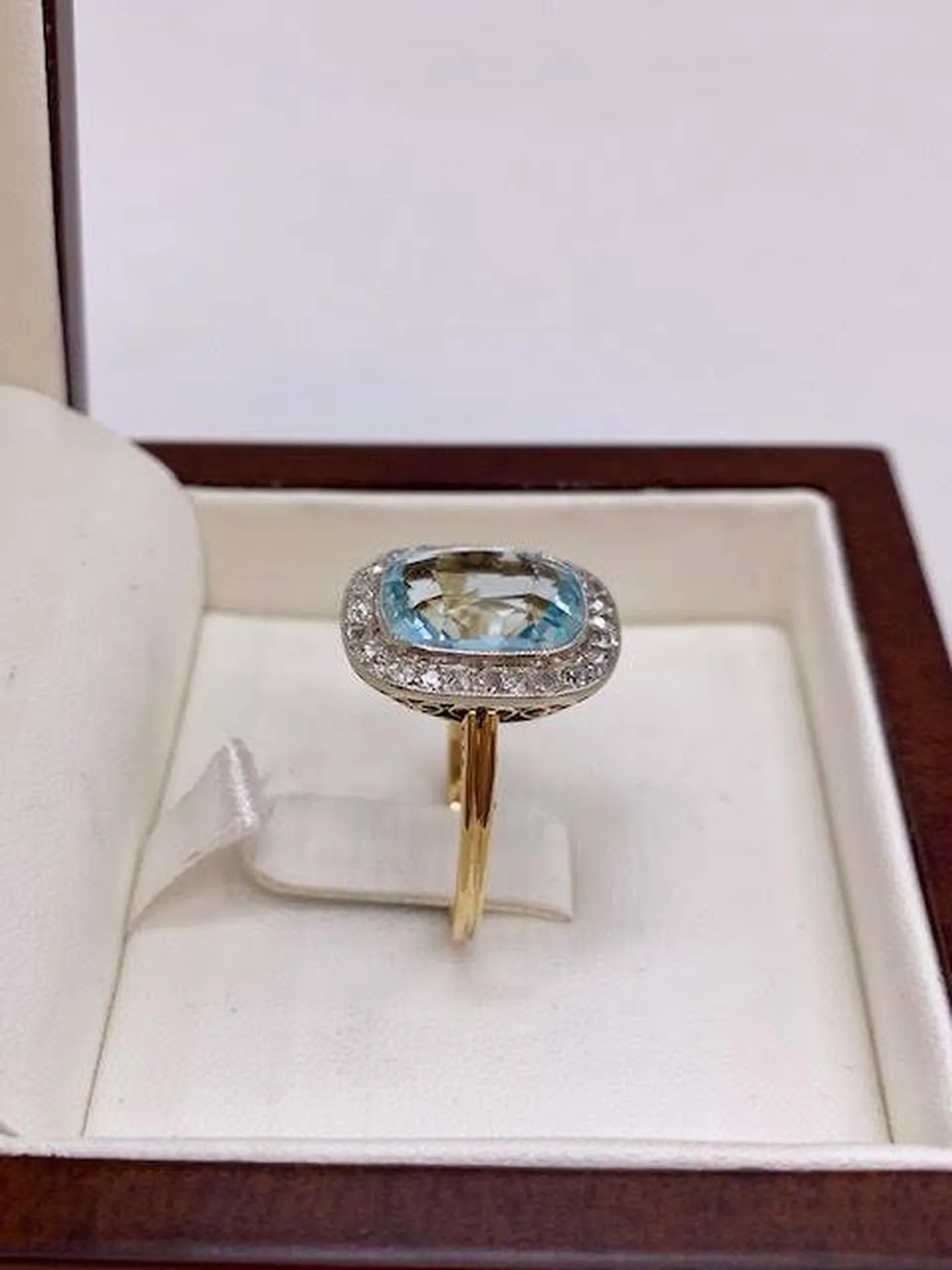 Précieuse Symphonie : La Bague Aigue-Marine Finement Ouvragée d'Or Ligne à La Teste près d'Arcachon