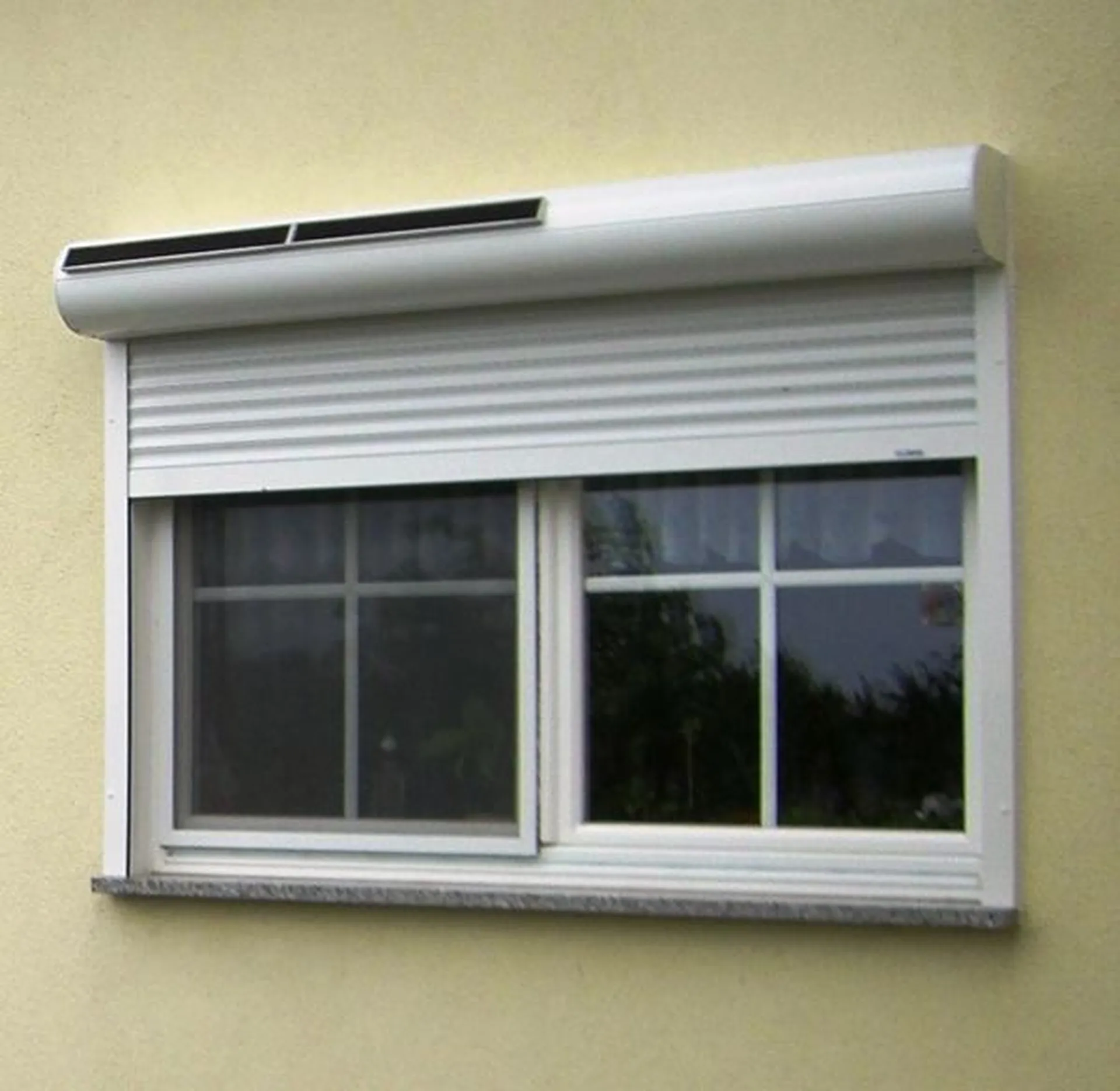 Fenêtre avec volet roulant installé à Lyon pour renforcer l’isolation et sécuriser le logement