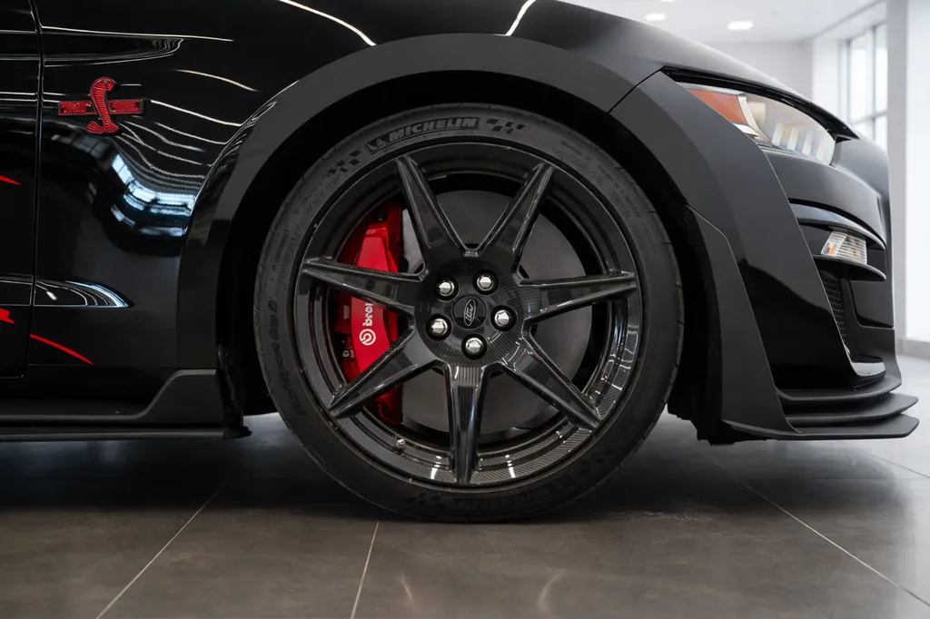 Détail jante et frein Brembo Ford Mustang Shelby GT500 noire en showroom à Bordeaux