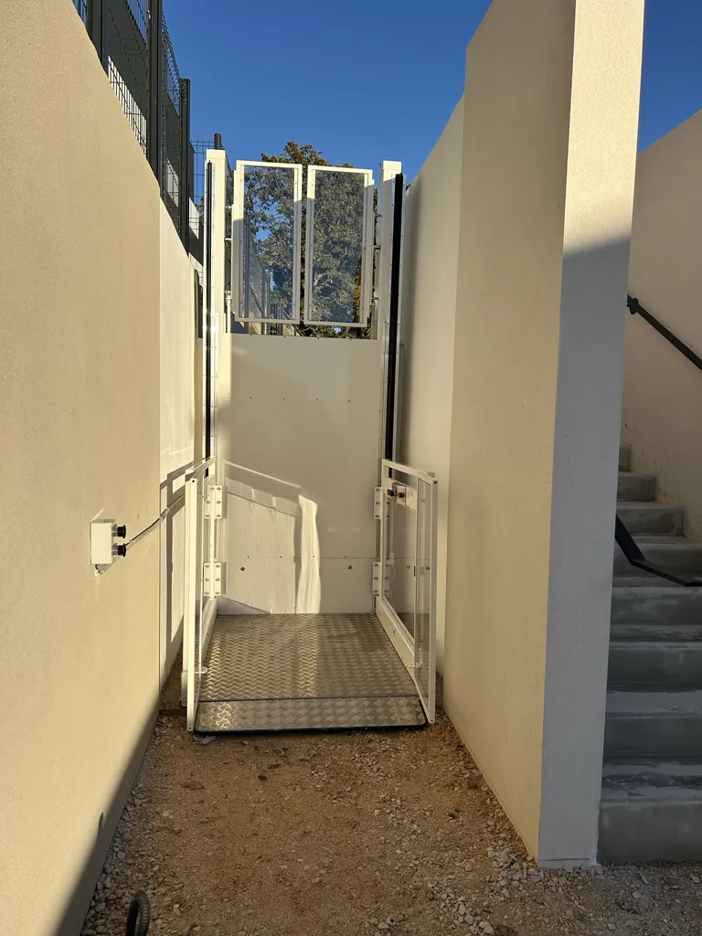 Accès facilité pour cette plateforme élévatrice verticale Strategos au domaine de Bellepeire aux pennes Mirabeau près de Marseille