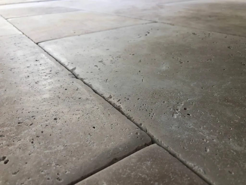 Travertin dalle ancienne pour dallage en intérieur et extérieur, réalisations à Paris