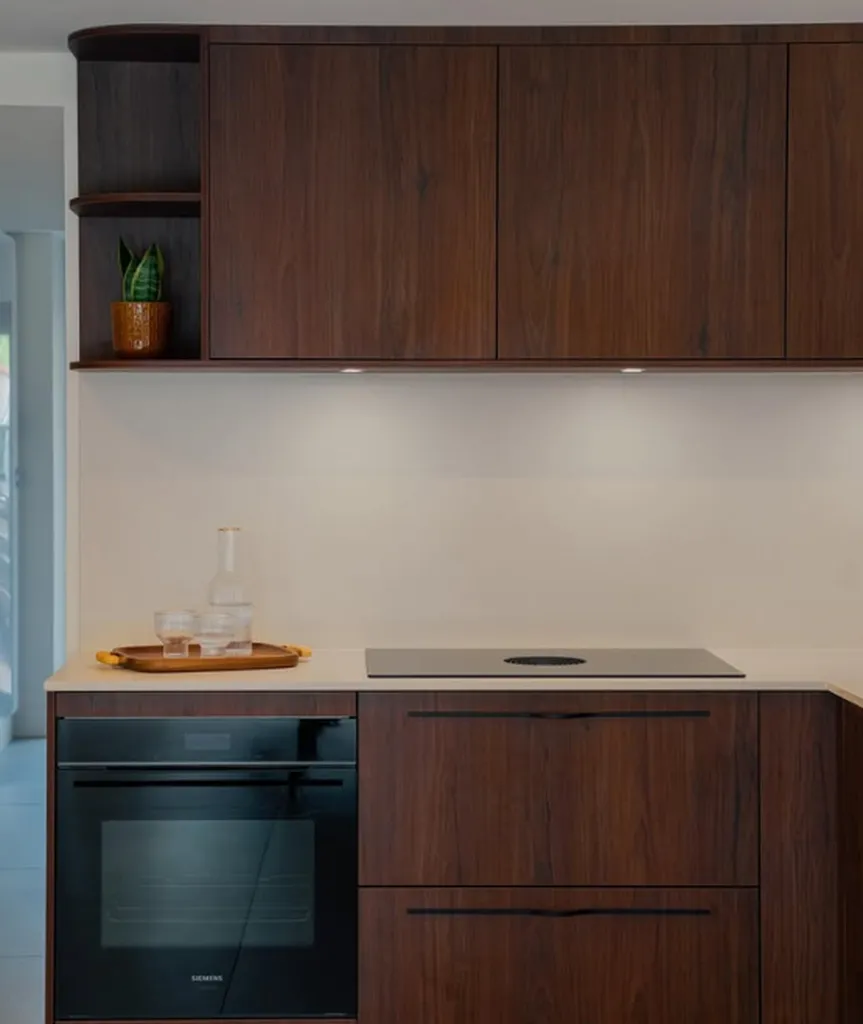 Aménagement d'une cuisine épuré en bois noyer et blanc épurée à Toulouse