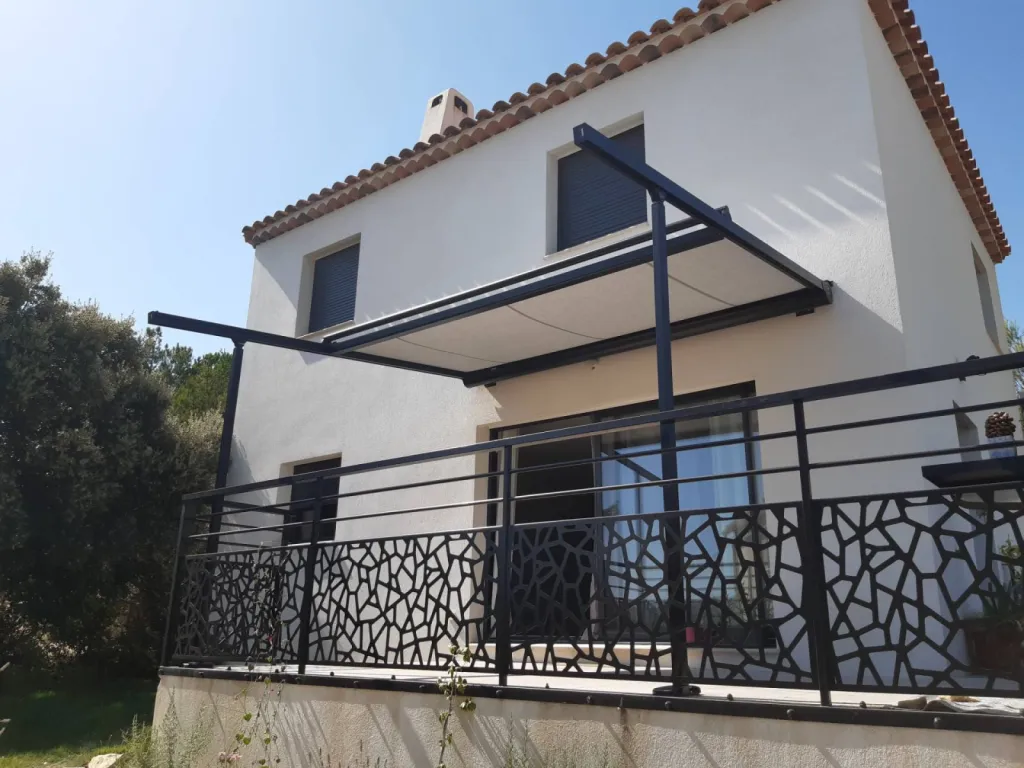 installation d'un store avec pieds sur mesure cazan