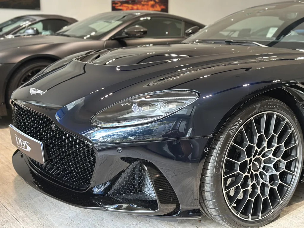 EMB detailing utilise Le Q² Infinite Base Type 1 qui est la première protection au monde à base de polysilanaze modifiée à la fluorine à Lyon