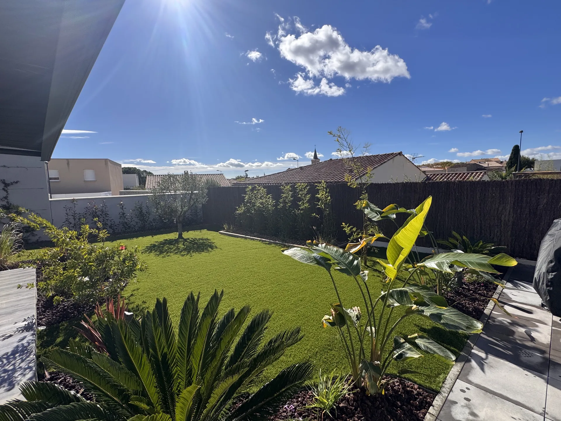 Création complète d’un jardin paysager avec gazon synthétique, pas japonais et plantations à Pinet près de Sète
