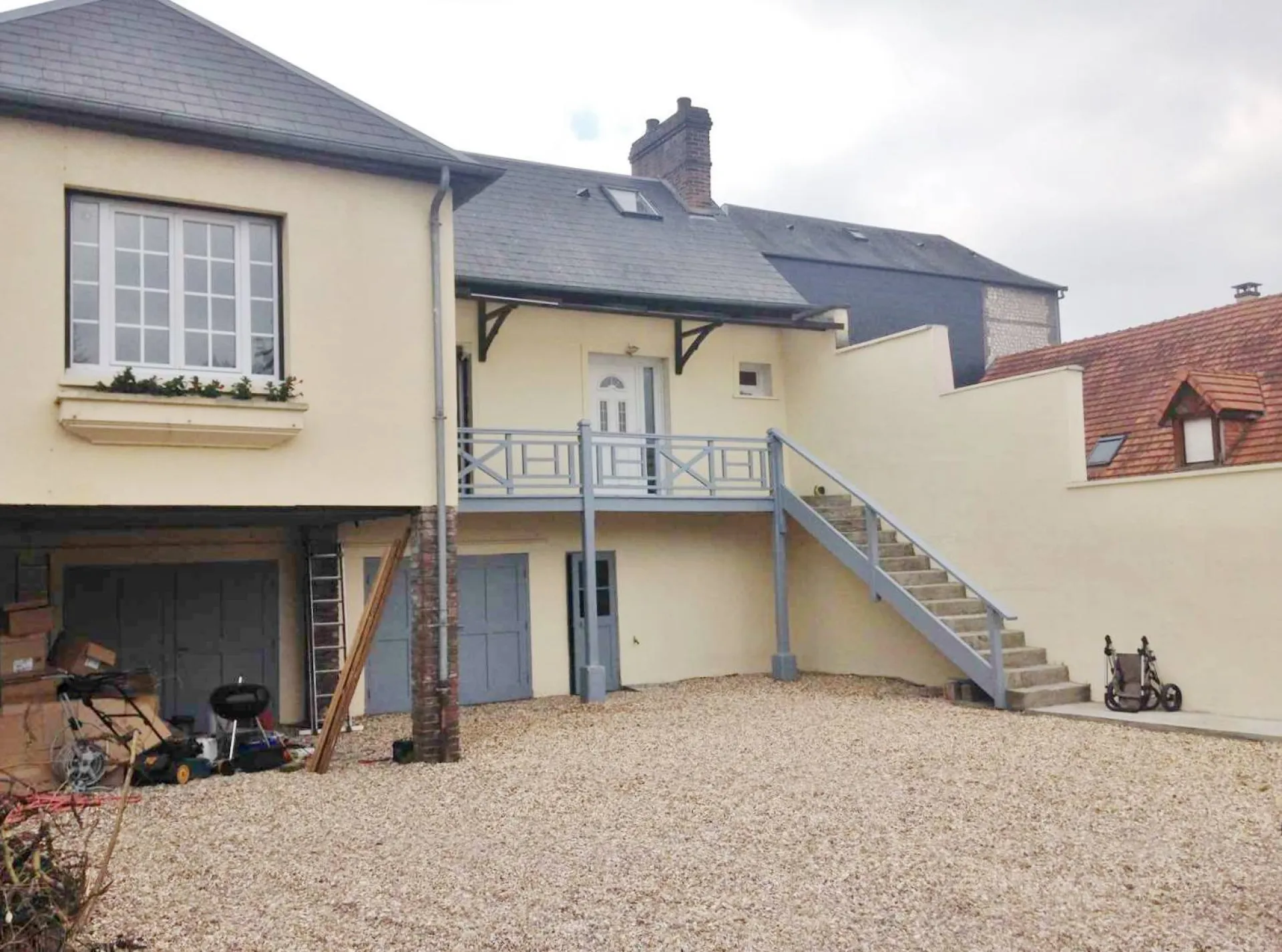 À vendre charmante maison surélevée proche toutes commodités à Elbeuf 76500