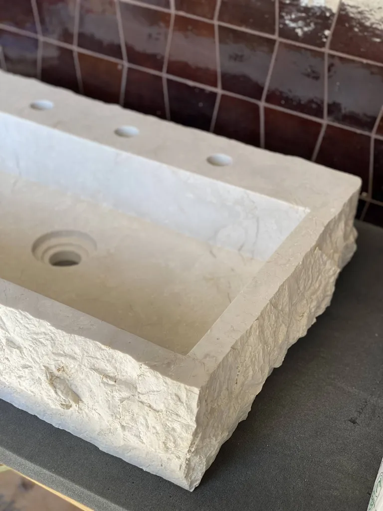 Vasque sur-mesure en Botticcino en finition déstructurée au Cannet