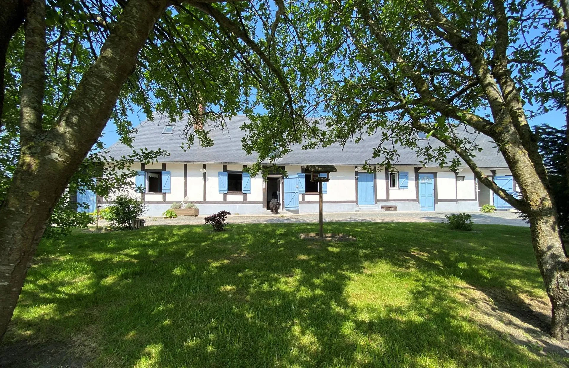 Vends propriété située au calme vous offrant de beaux volumes, ainsi qu'une carriére équestre de 40x60.