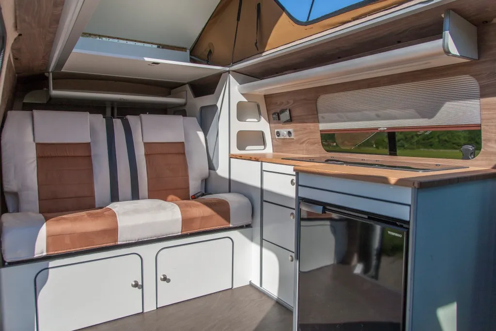 Spécialiste de l'Aménagement intérieur sur mesure VW Transporter T6 L2H1 à Chambéry par notre atelier spécialiste Custovan