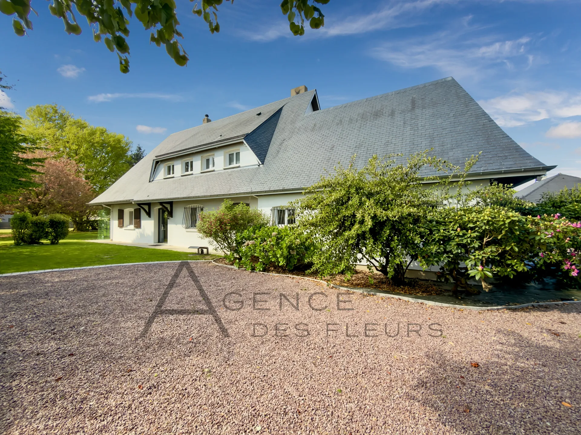 A vendre maison de 185 m² édifiée sur un terrain de 3249 m² située dans la commune ST PIERRE DES FLEURS 27370