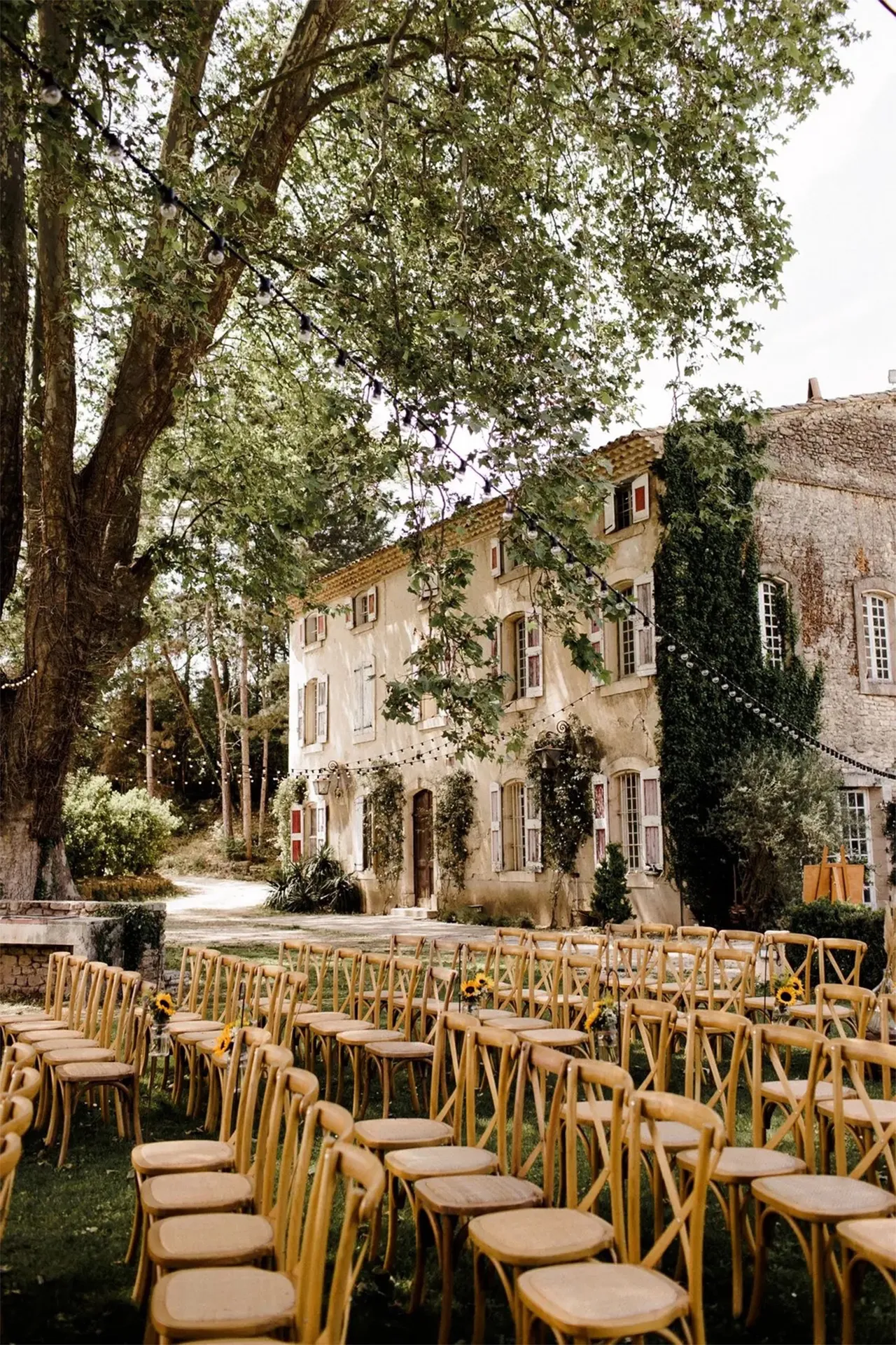 Location château mariage chic en Provence vers Ménerbes 84560 Vaucluse : château mariage Vaucluse avec dortoir pour hébergement et traiteur pour 200 personnes assises avec prestation nounou enfants