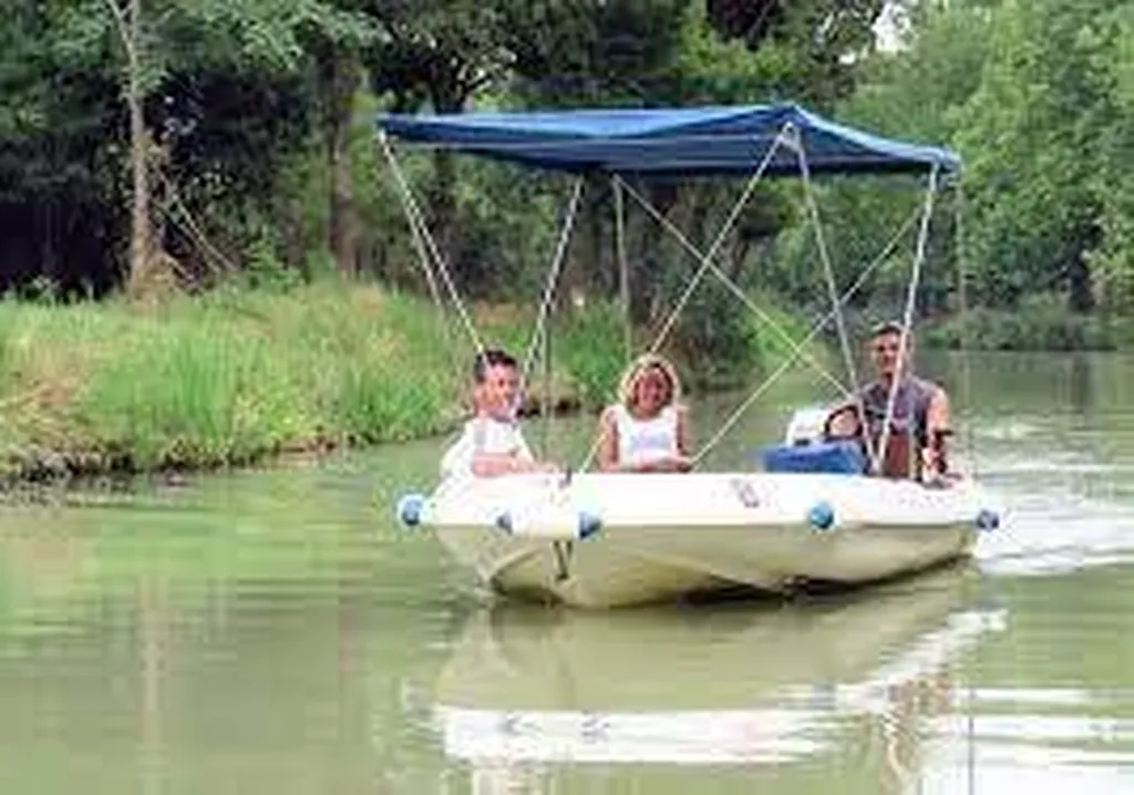 Location de bateaux sans permis à Vias bord de mer