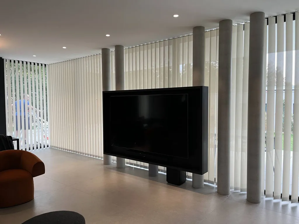 Pose de store à bandes verticales dans une maison contemporaine
