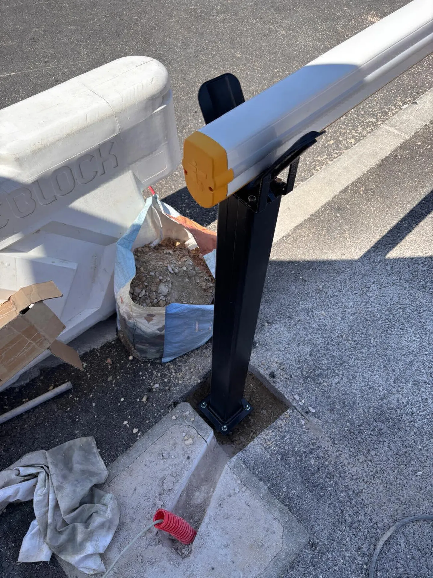 Installation d'une barrière levante automatique Came GARD 5 mètres pour sécuriser l'accès BRINK'S dans la zone de Plan de Campagne les Pennes-Mirabeau