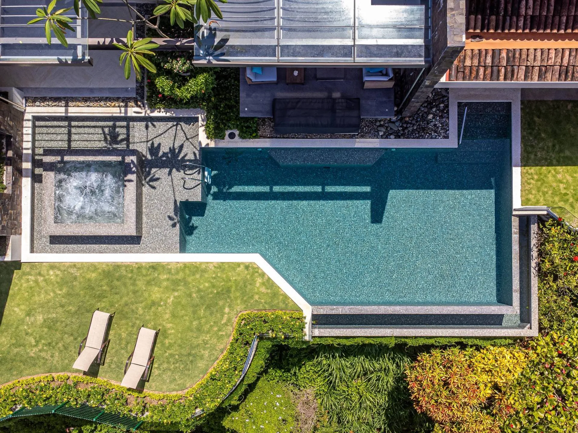 UNE PISCINE MODERNE - MOSAÏQUE TIGRATO