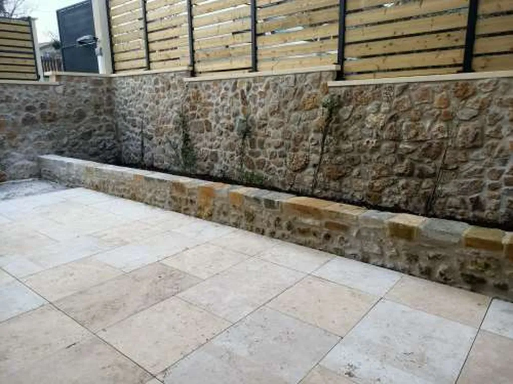 Création de muret sous clôture en pierre pour aménagement de terrasse à Villefranche sur Saône dans le Beaujolais