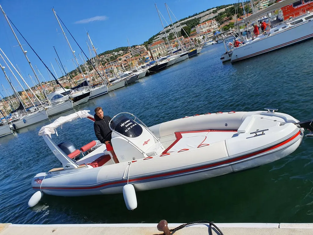 Louer un bateau sportif à moteur Bandol 83150