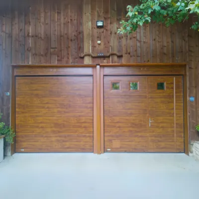 installation portes de garage sectionnelles avec refoulement plafond et portillon à Châtillon-la-Palud dans l'Ain