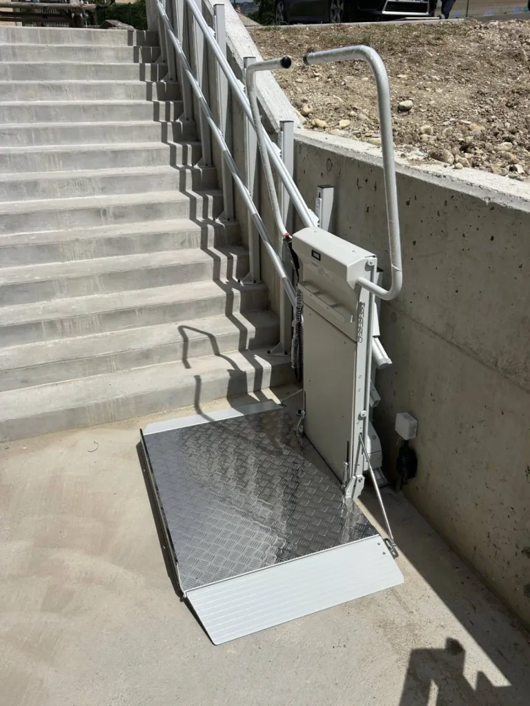 Plateforme oblique Lehner Delta prête à acceuillir son passager dans cet ERP près de Sisteron