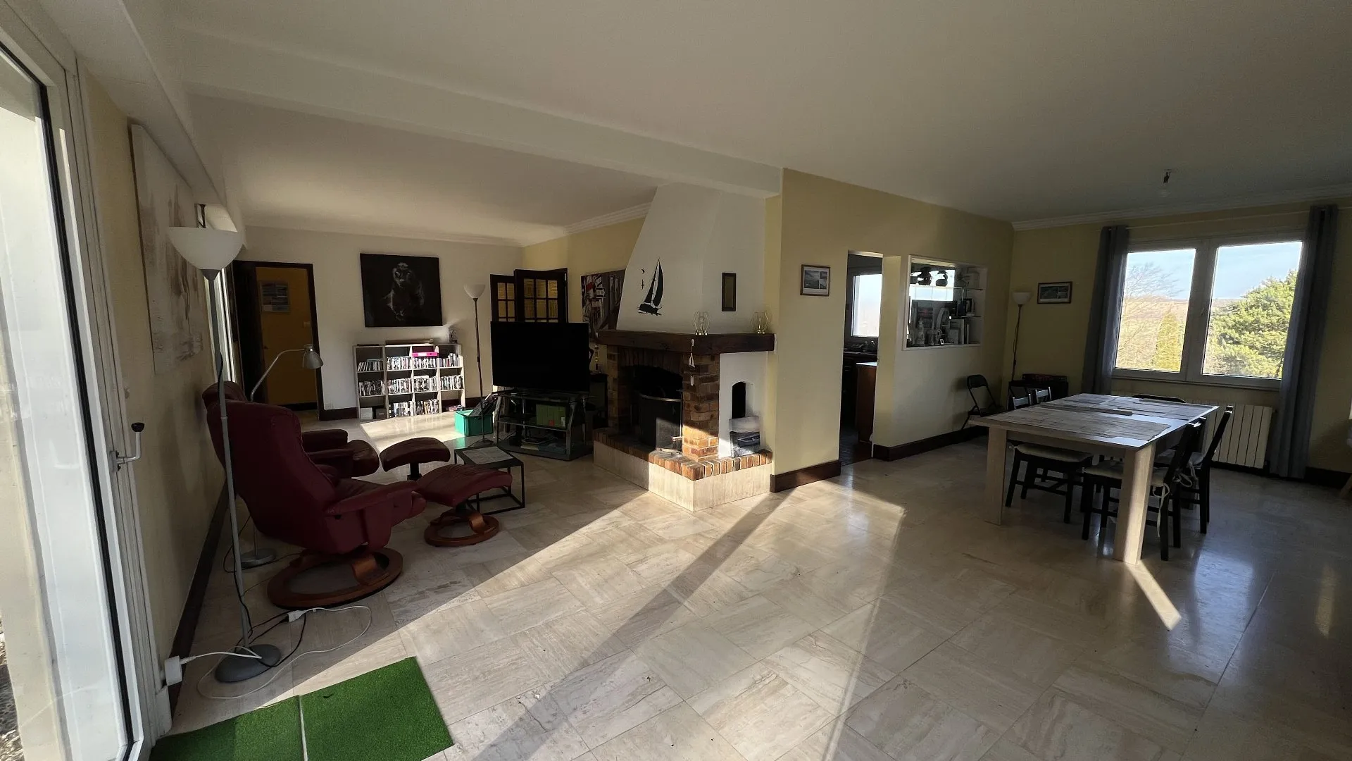 Maison d'Architecte, située à pont-et-Marais de 197 m², Parc paysager de 2 552 m² avec bois privatif